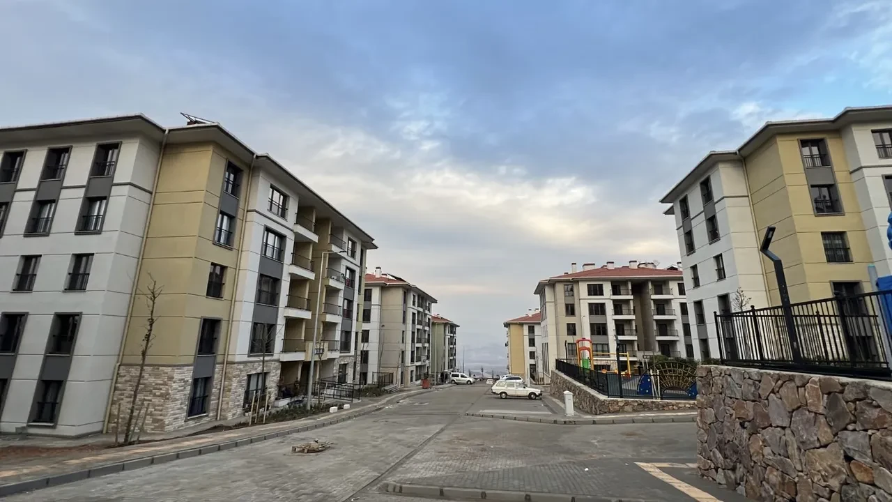 SGK'dan emekliye sıfır faizli konut kredisi müjdesi! Maaştan küçük taksitler halinde ödenecek
