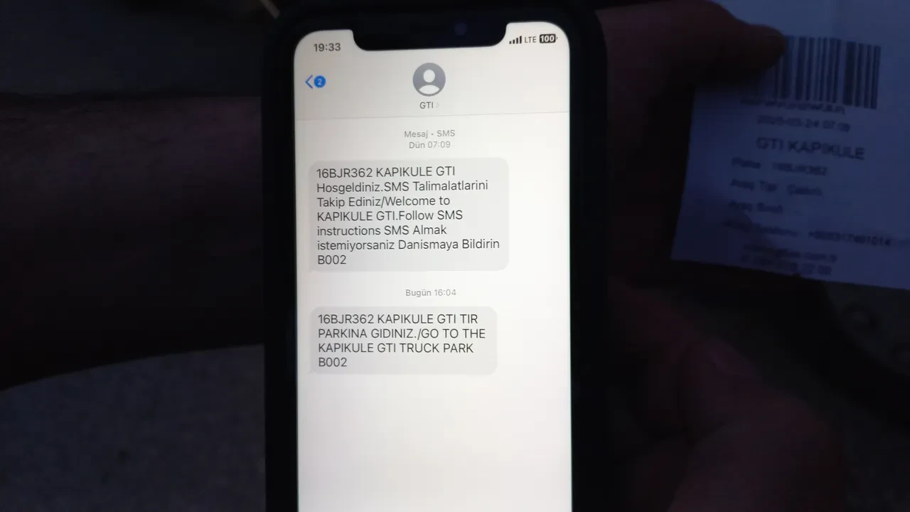 Yanlış mesaj krizi! Sürücüler 10 kilometre kuyrukta mahsur kaldı