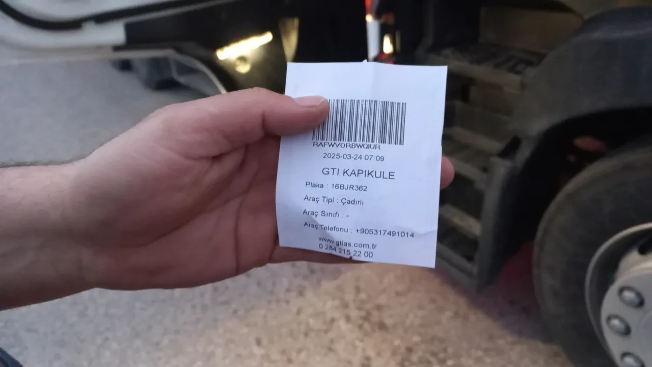 Yanlış mesaj krizi! Sürücüler 10 kilometre kuyrukta mahsur kaldı