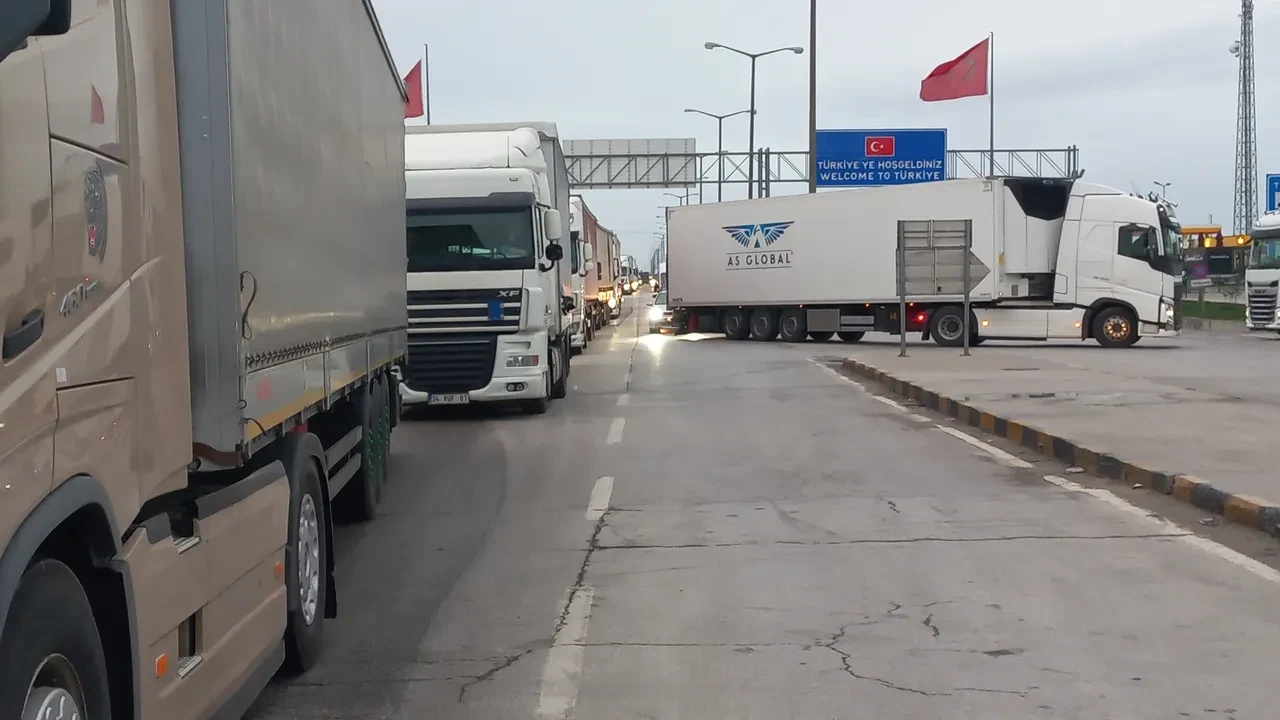 Yanlış mesaj krizi! Sürücüler 10 kilometre kuyrukta mahsur kaldı