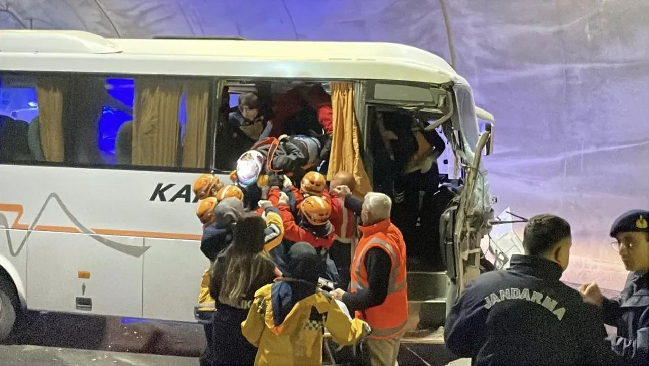 Yolcu midibüsü tıra çarptı! Kaza yerinde can pazarı