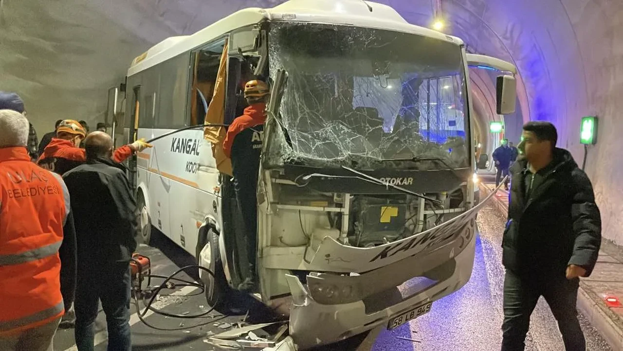 Yolcu midibüsü tıra çarptı! Kaza yerinde can pazarı