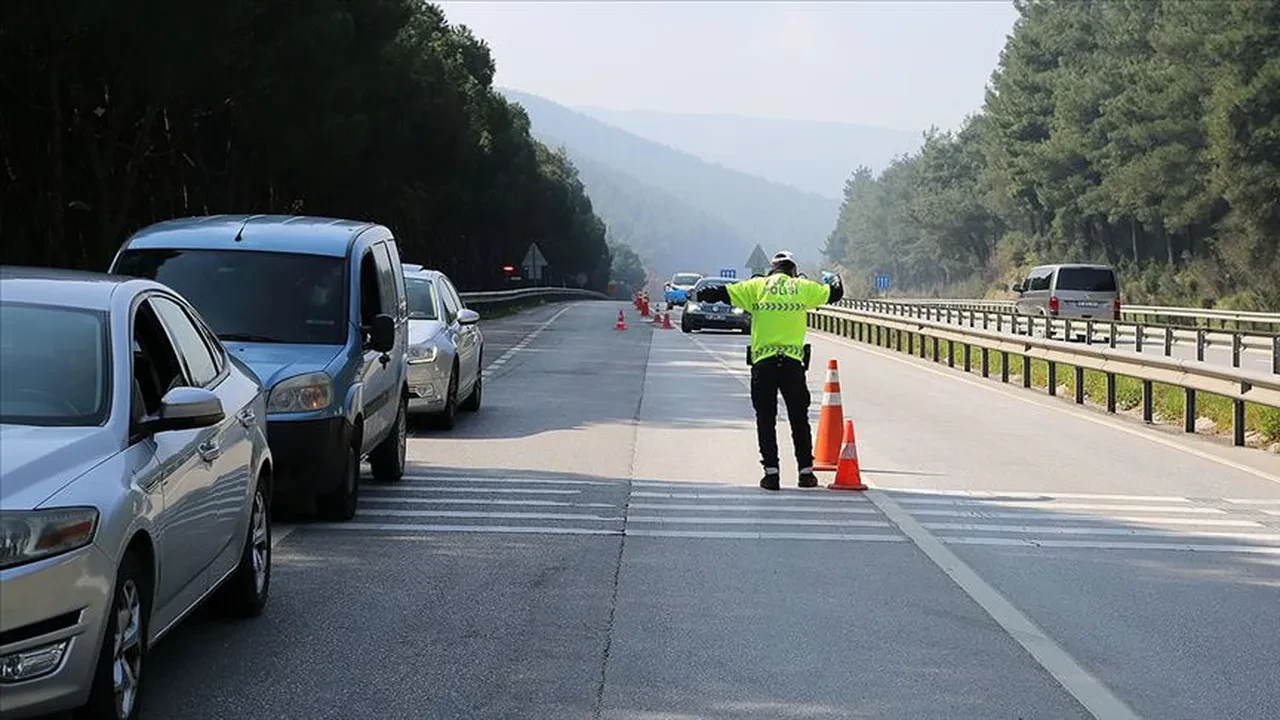 Bakanlık bayram tedbirlerini açıkladı: Trafikte bazı araçlara kısıtlama getirildi