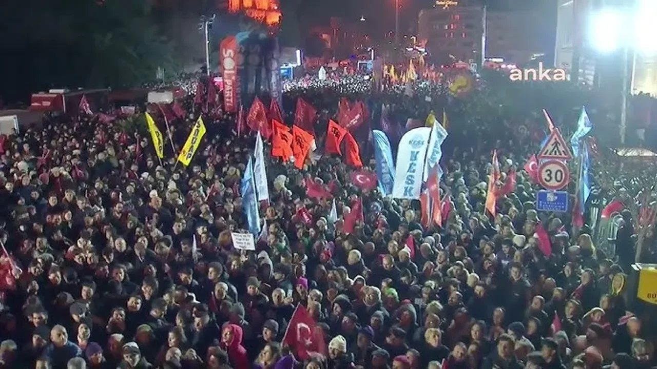 Gazeteci Cem Küçük'ten çok konuşulacak iddia! 'Tapeler ortaya çıkabilir'