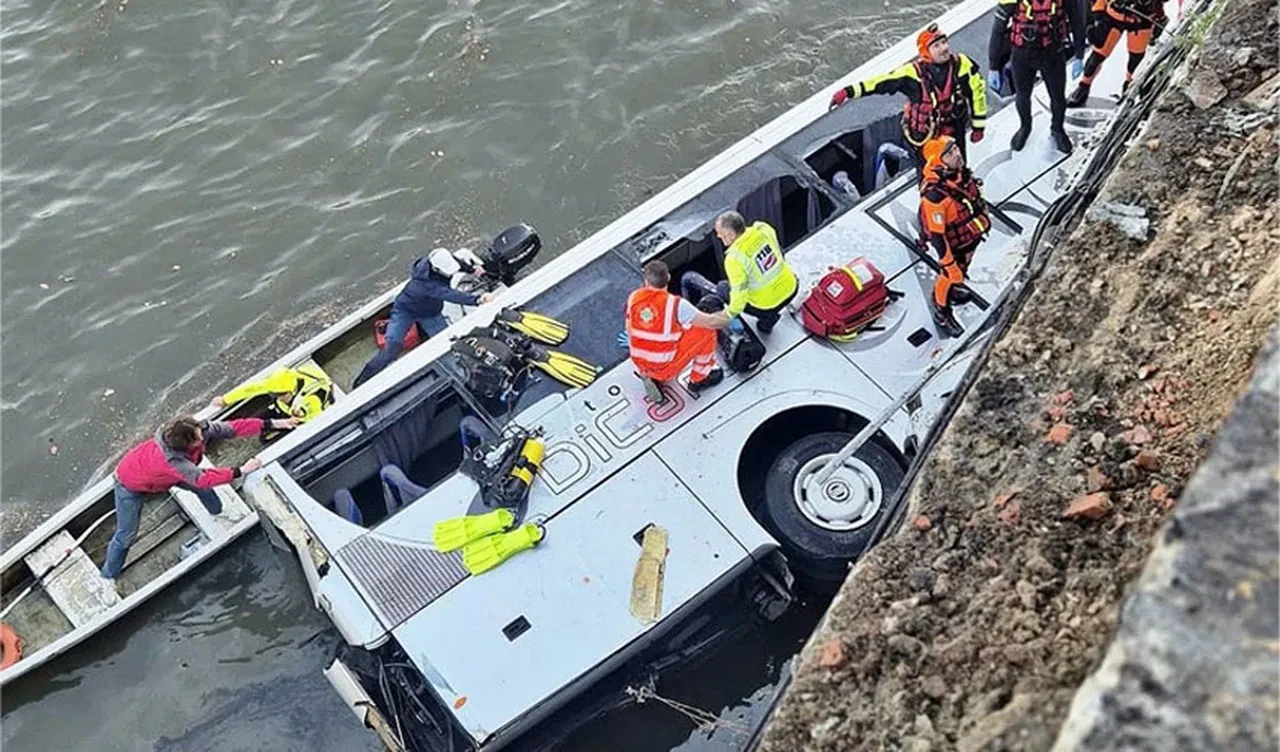 İtalya'da nehre yolcu otobüsü düştü! 1 ölü