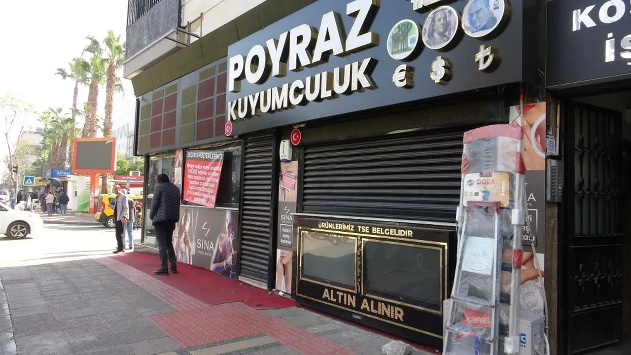 Milyonlarca TL'lik vurgundan geriye afiş kaldı! Gelen geçen bakakaldı