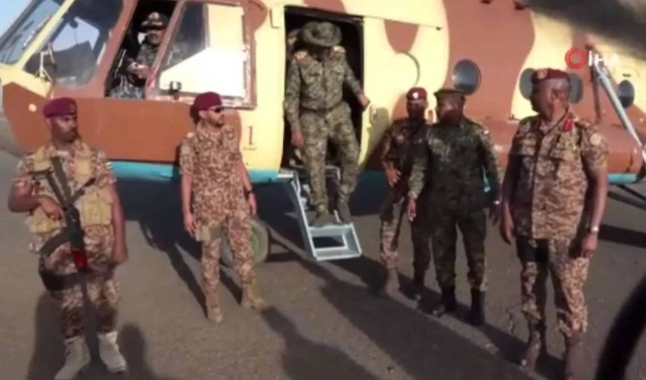 Sudan'daki iç çatışmalarda Hartum 'özgürleşti' Komutan helikopterden inip secde etti