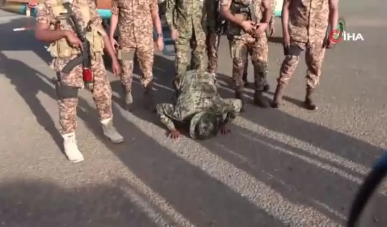 Sudan'daki iç çatışmalarda Hartum 'özgürleşti' Komutan helikopterden inip secde etti