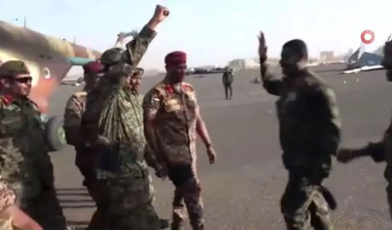 Sudan'daki iç çatışmalarda Hartum 'özgürleşti' Komutan helikopterden inip secde etti