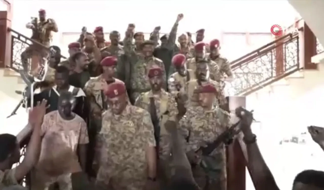 Sudan'daki iç çatışmalarda Hartum 'özgürleşti' Komutan helikopterden inip secde etti