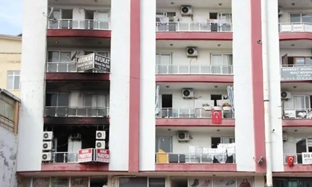 Antalya'da 5 katlı apartmanda korkutan yangın! Çok sayıda kişi tahliye edildi