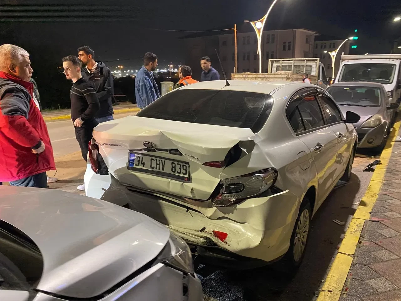 Babasının arabasını kaçıran çocuk mahalleyi karıştırdı! 4 araca çarptı