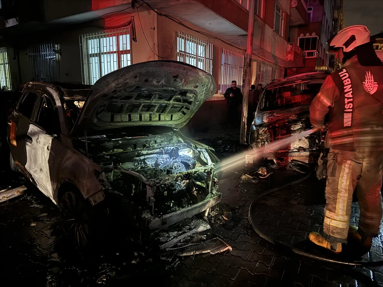 Bahçelievler’de yangın kabusu! 6 araç alev topuna döndü