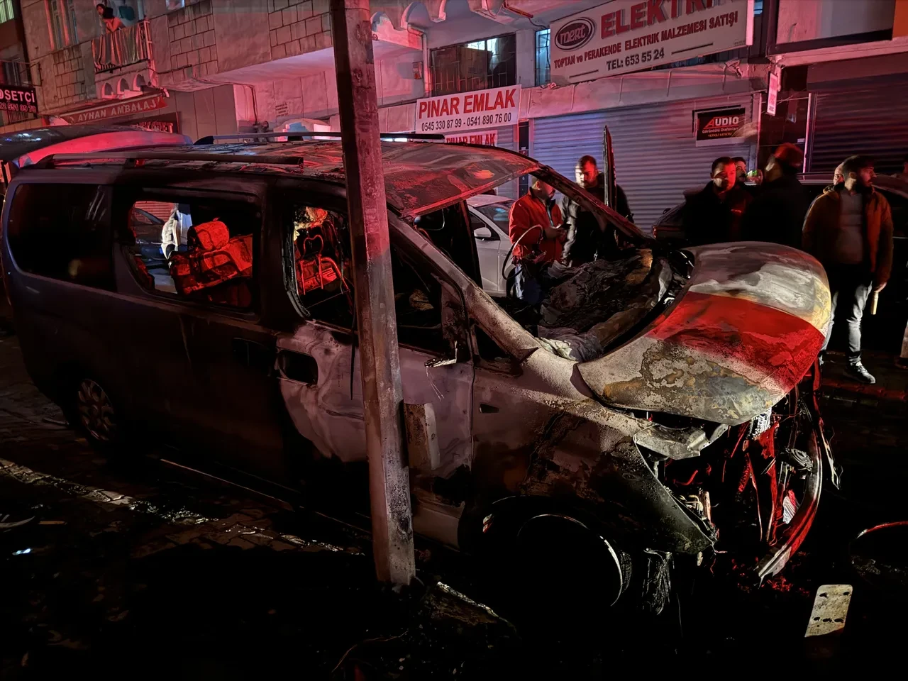 Bahçelievler’de yangın kabusu! 6 araç alev topuna döndü
