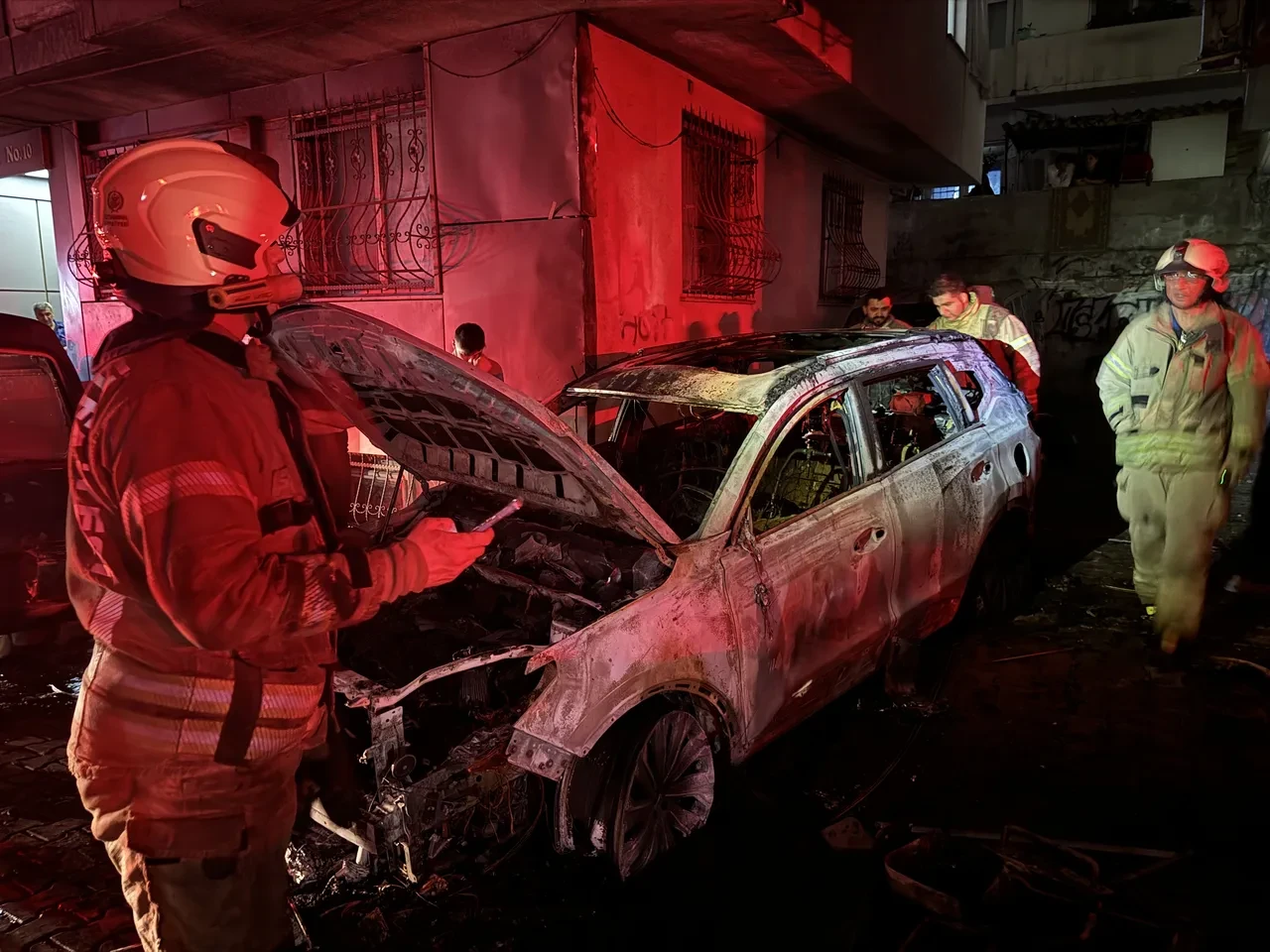 Bahçelievler’de yangın kabusu! 6 araç alev topuna döndü