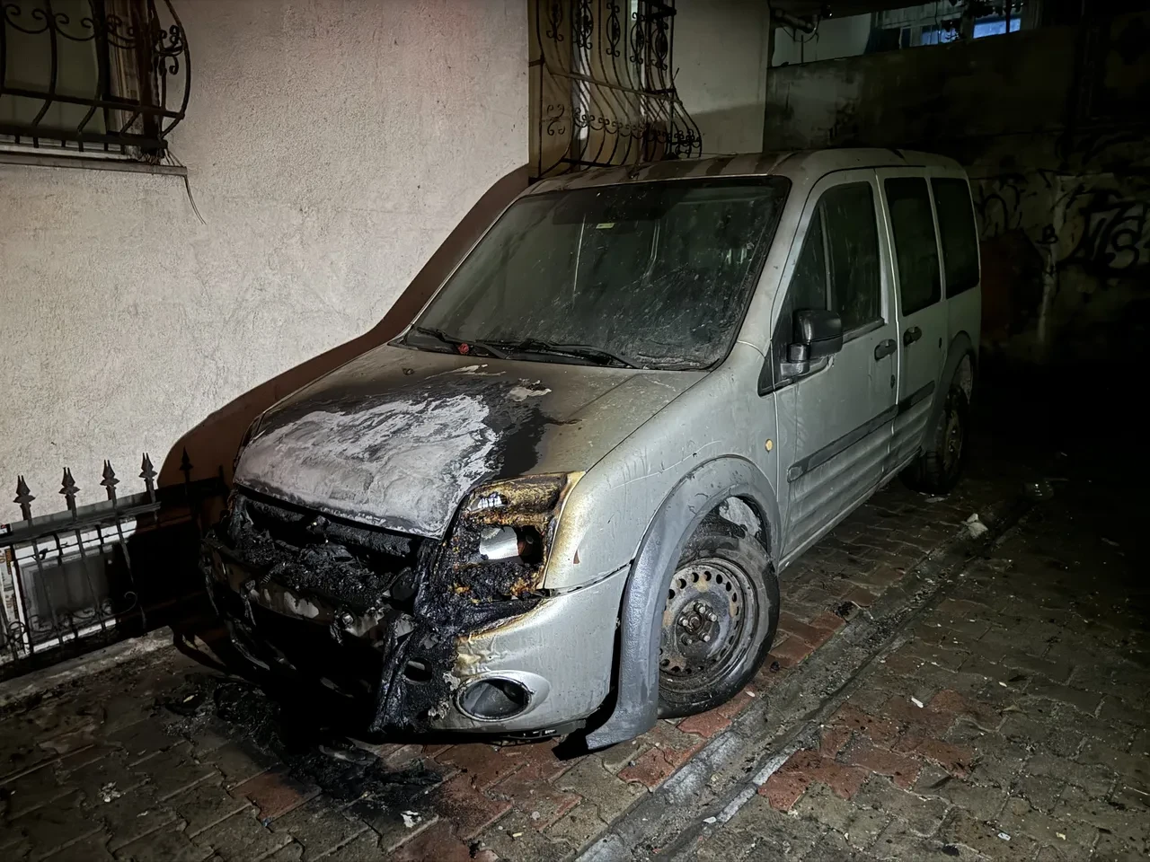 Bahçelievler’de yangın kabusu! 6 araç alev topuna döndü
