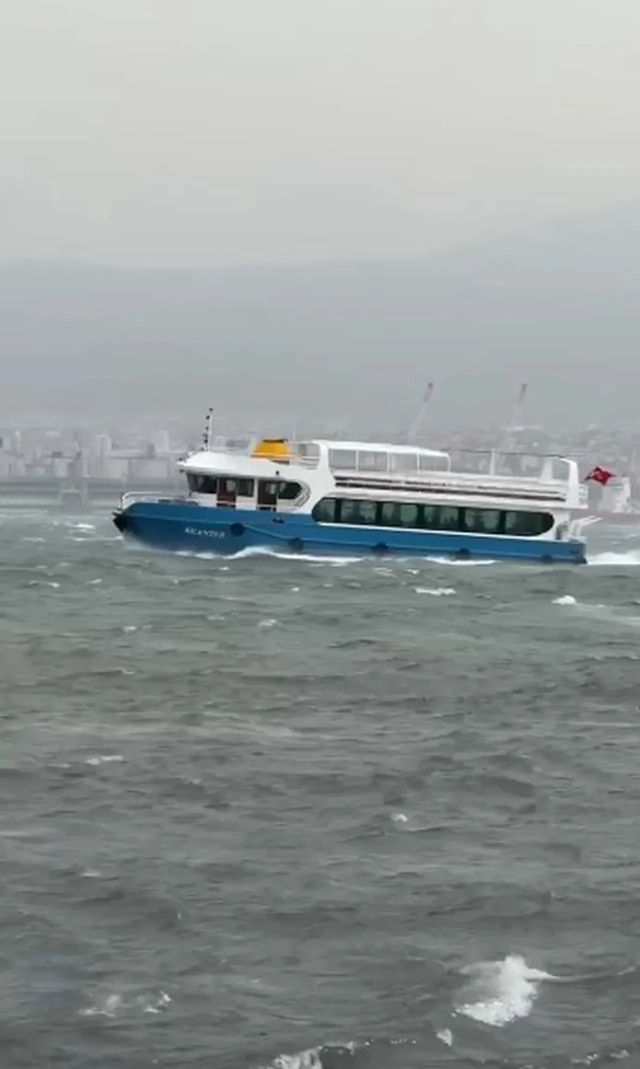 Denizde korku dolu anlar: Vapur fırtınaya yakalandı!
