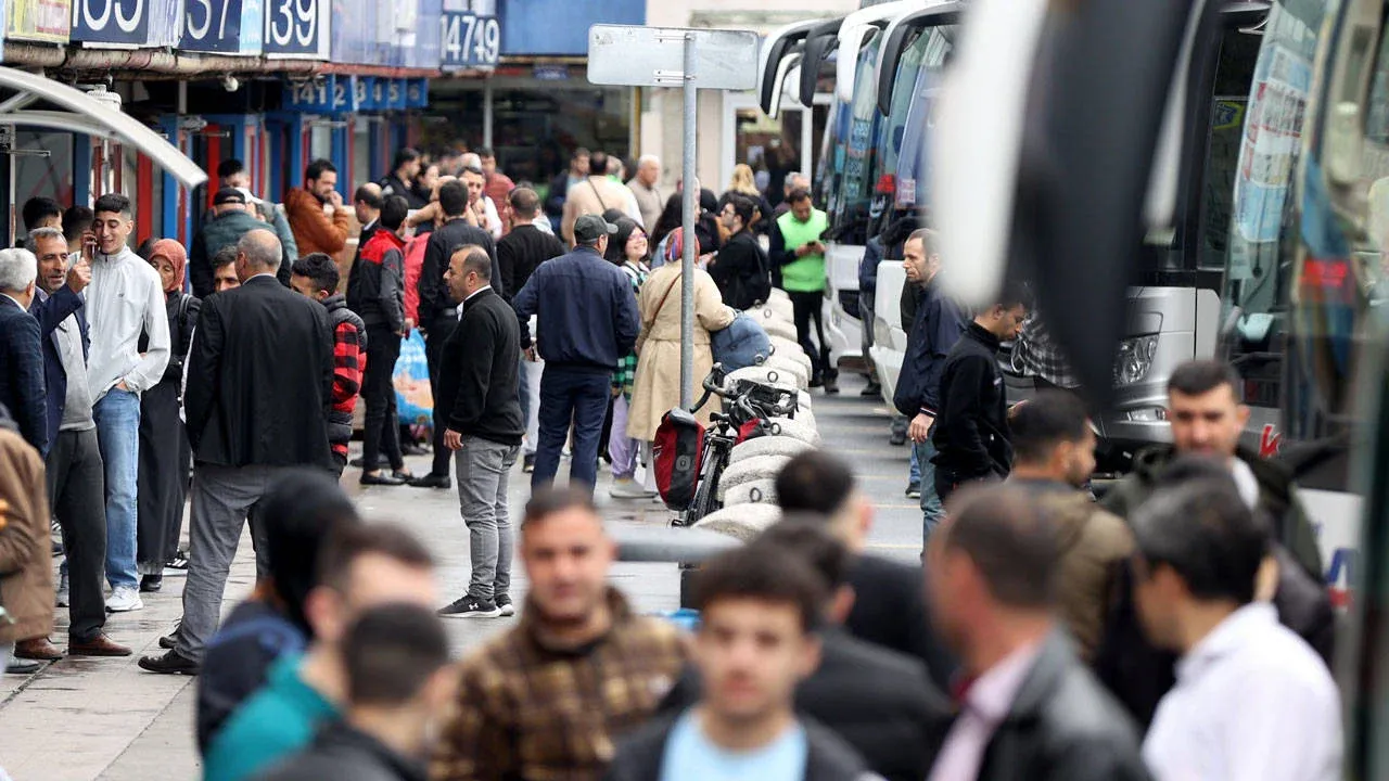 Ramazan Bayramı tatili göçü başladı! Vatandaşlar havalimanı ve otogarlara akın etti