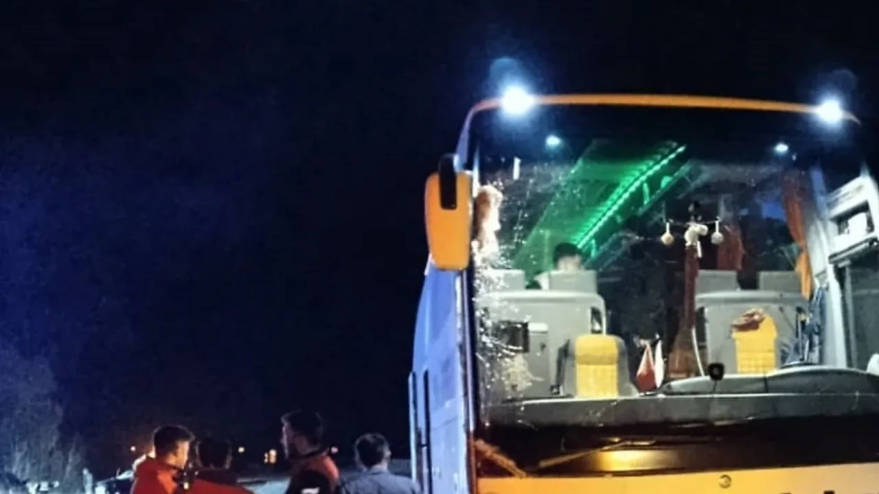 Sivas’ta trafik kazası: Otobüsle otomobil çarpıştı, 10 yaralı