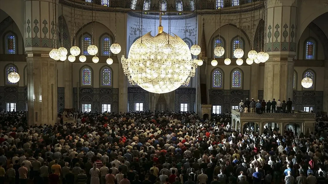 Van, Hatay, Gaziantep'te bayram namazı saat kaçta kılınacak? 81 il için bayram namazı saatleri belli oldu