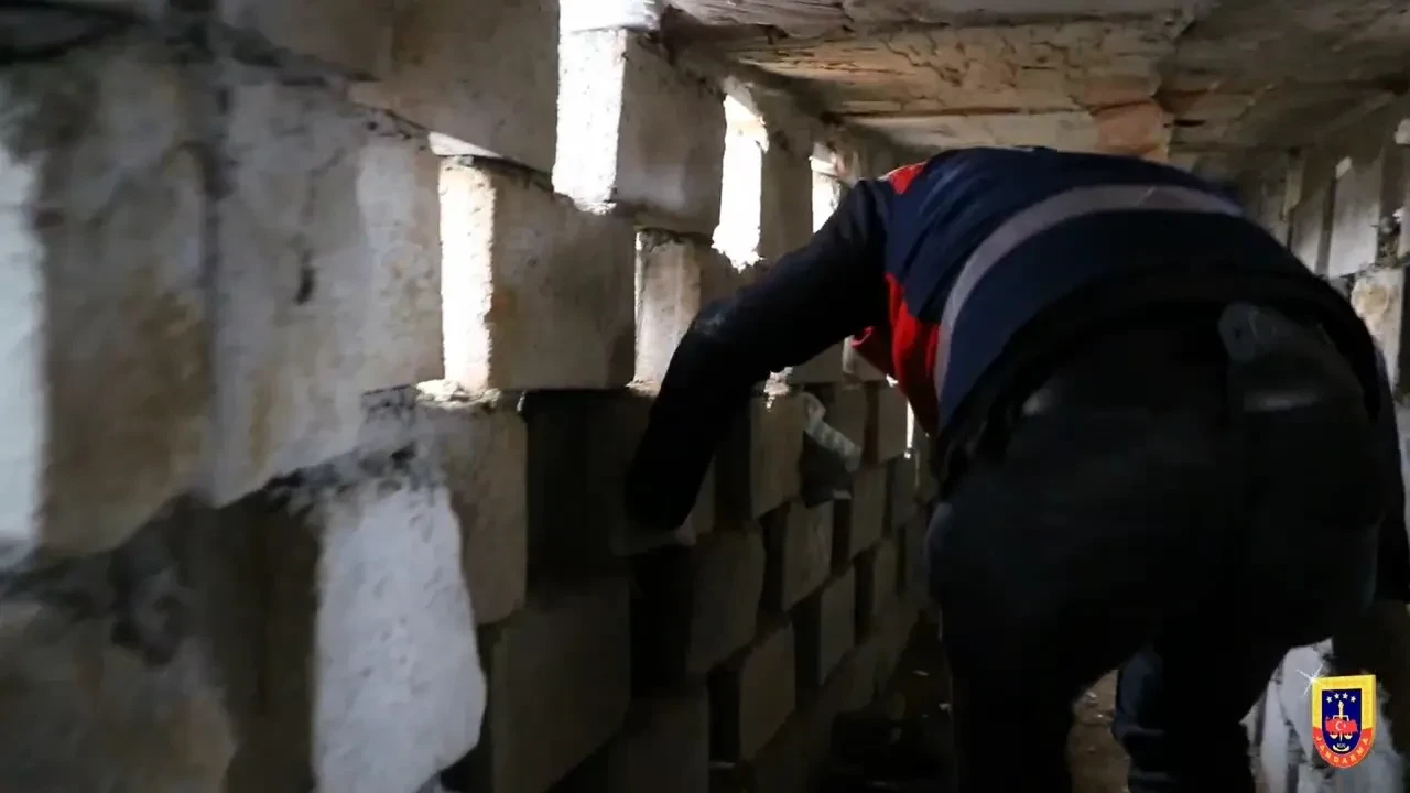 Film değil gerçek! Çamaşır makinesinin altından gizli tünel çıktı, şüpheli yakalandı