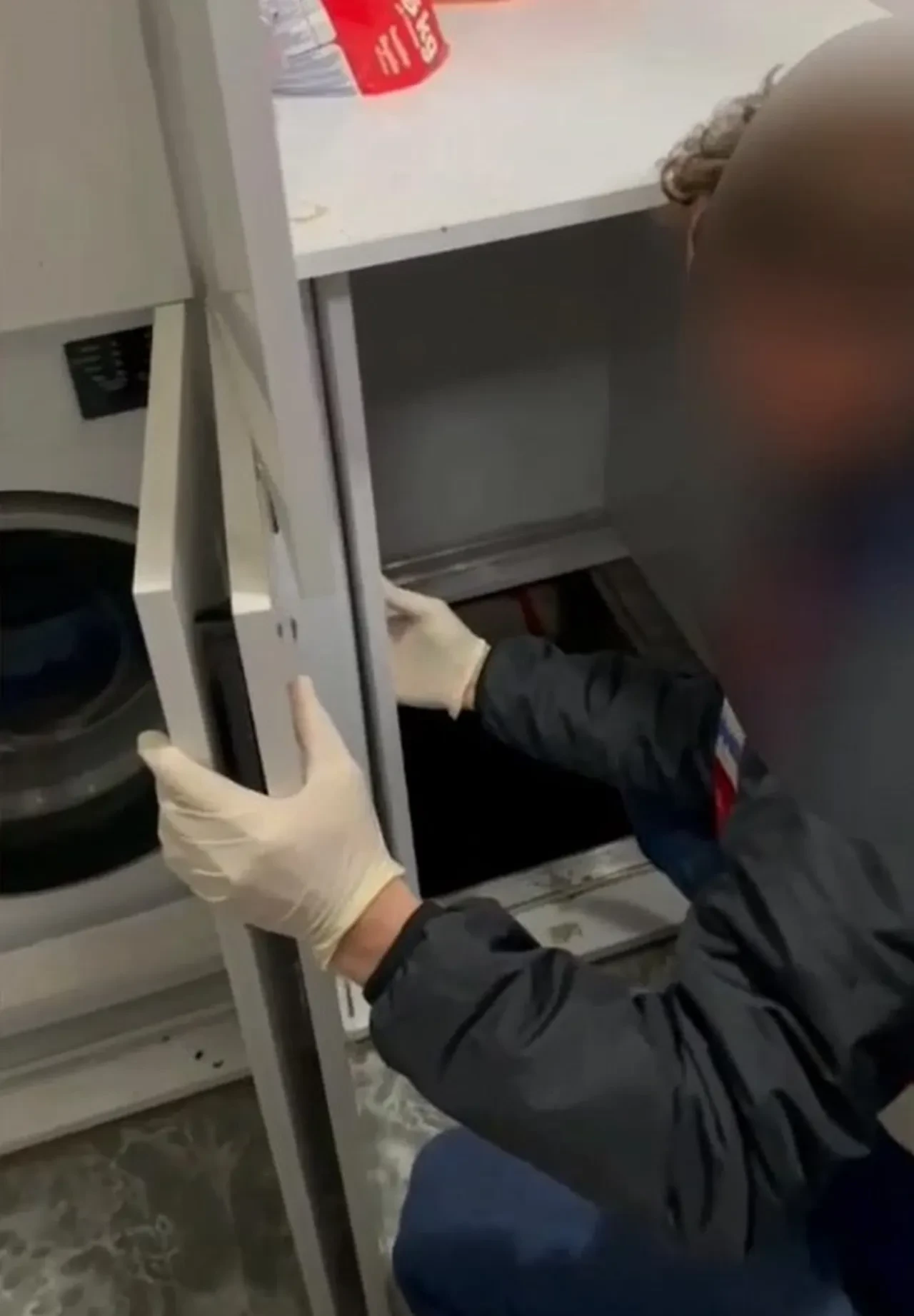 Film değil gerçek! Çamaşır makinesinin altından gizli tünel çıktı, şüpheli yakalandı