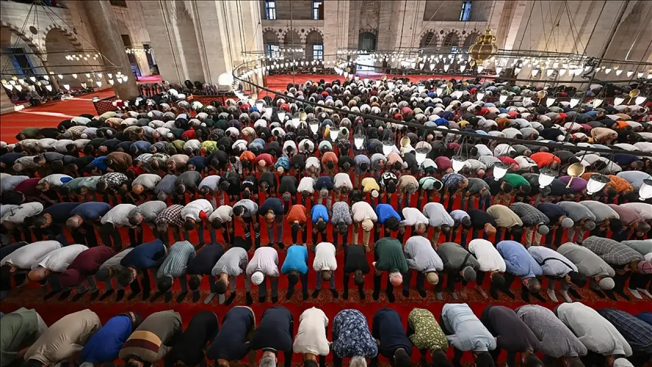 Camiler dolup taşacak! İşte il il bayram namazı saatleri!