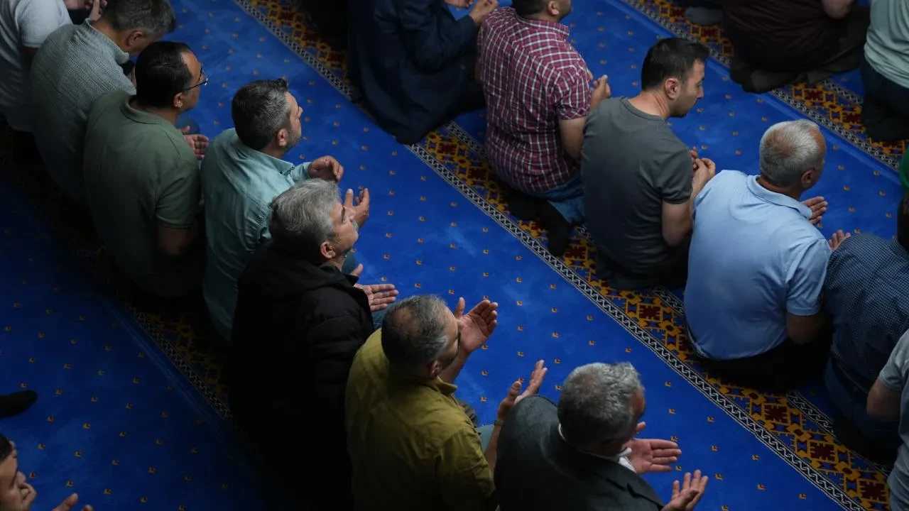 Camiler dolup taşacak! İşte il il bayram namazı saatleri!