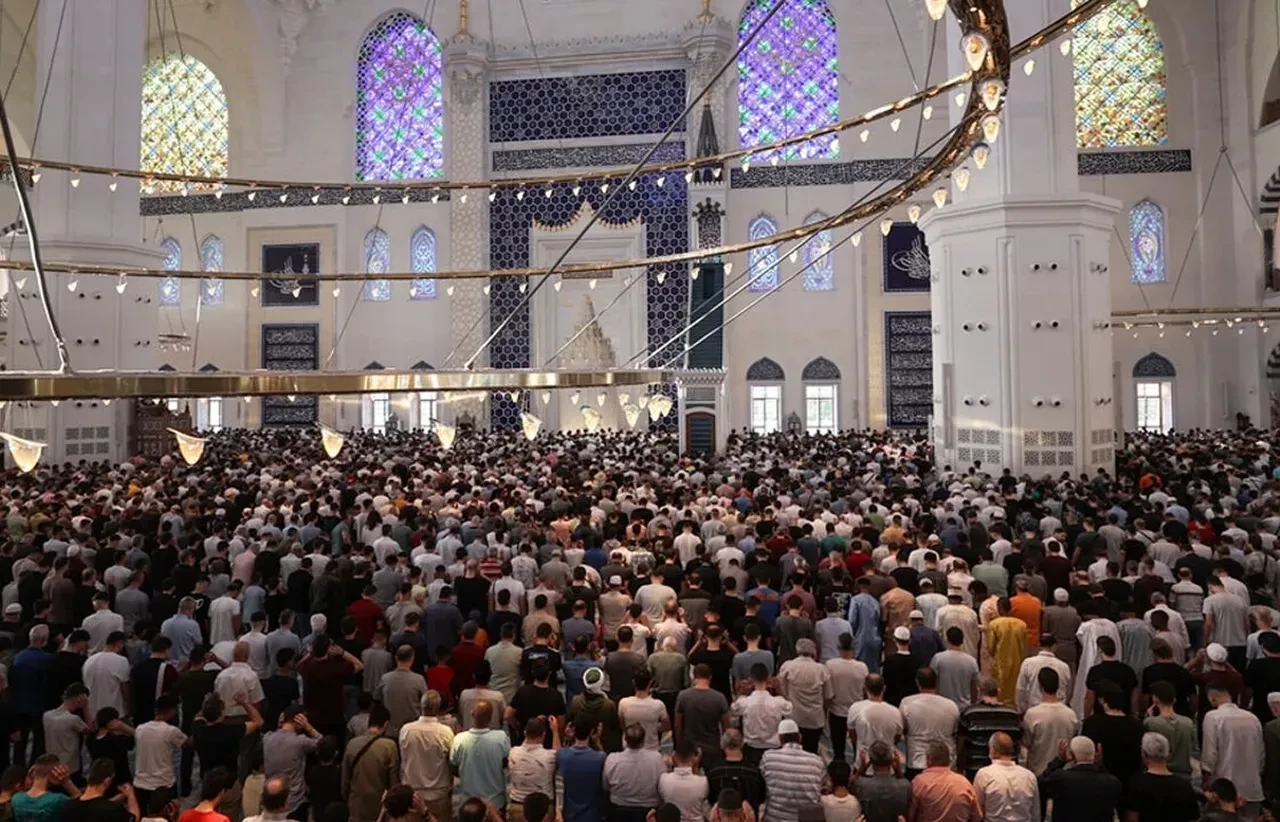 Camiler dolup taşacak! İşte il il bayram namazı saatleri!