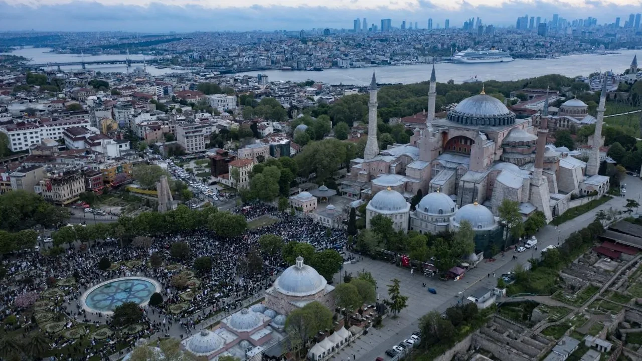 Camiler dolup taşacak! İşte il il bayram namazı saatleri!