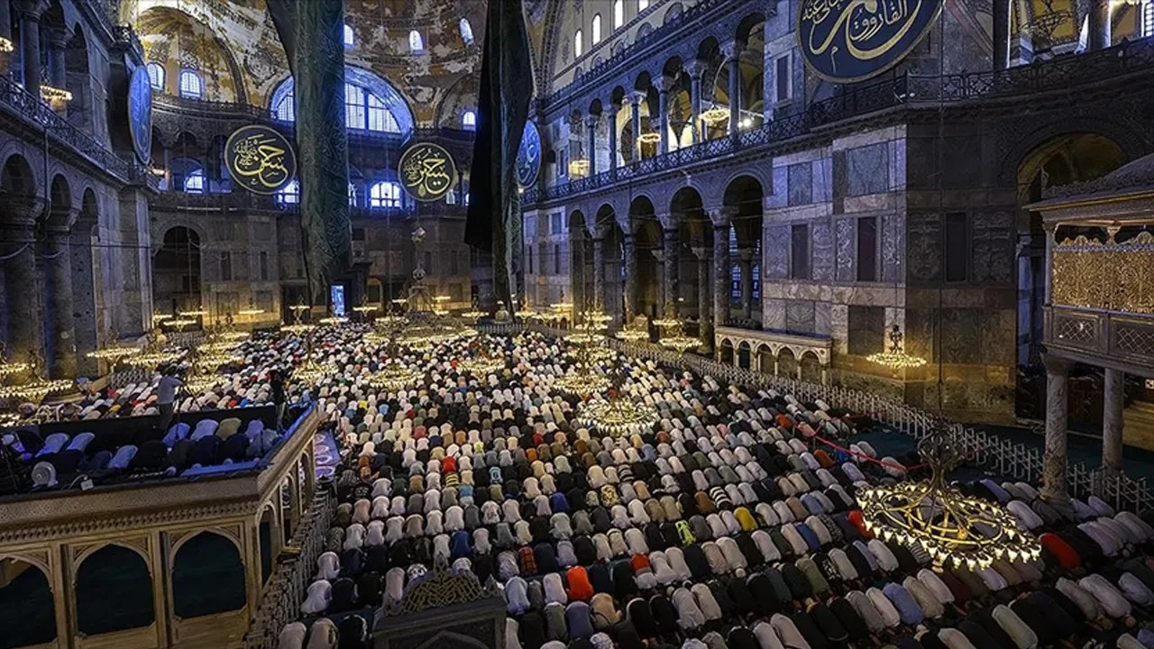 Camiler dolup taşacak! İşte il il bayram namazı saatleri!