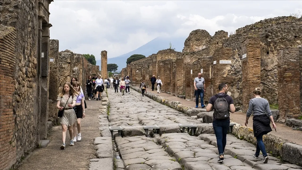 İtalya'da aşırı turist isyanı! Meydanları doldurdular