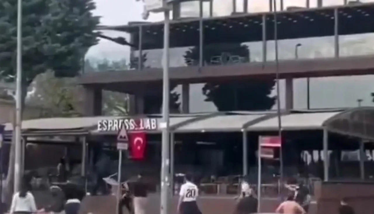 Maltepe EspressoLab’da sözlü taciz, sandalyeli saldırı: 4 kişi gözaltında