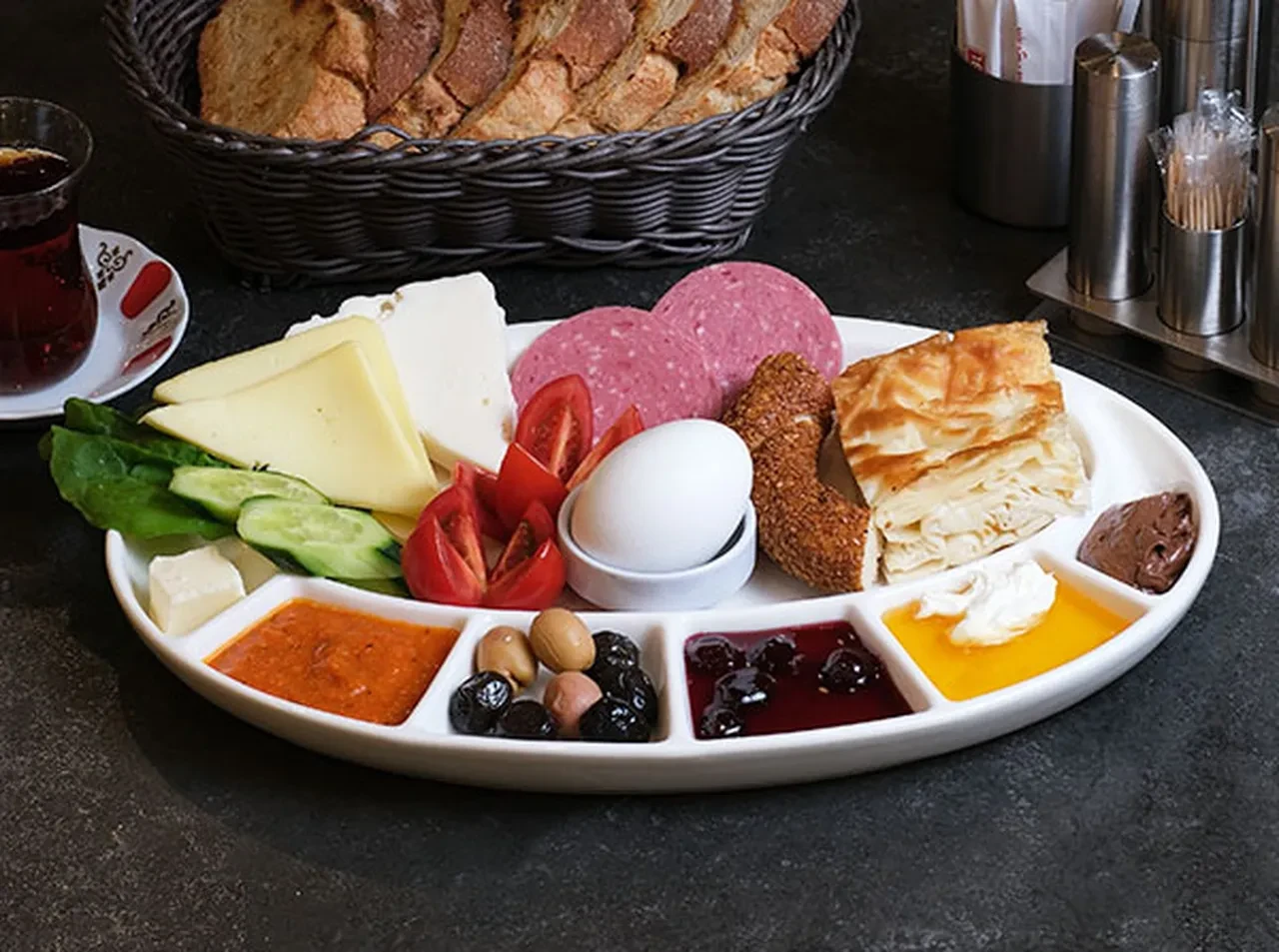 Uzman isim bayramda uzak durulması gereken yiyecekleri sıraladı: 'Misafirlikte kibarca reddedin'