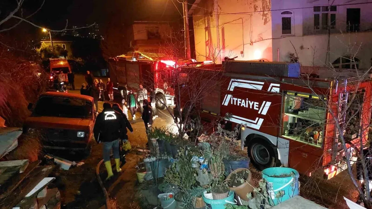 Ailesi iftara giden alkollü şahıs evini yaktı