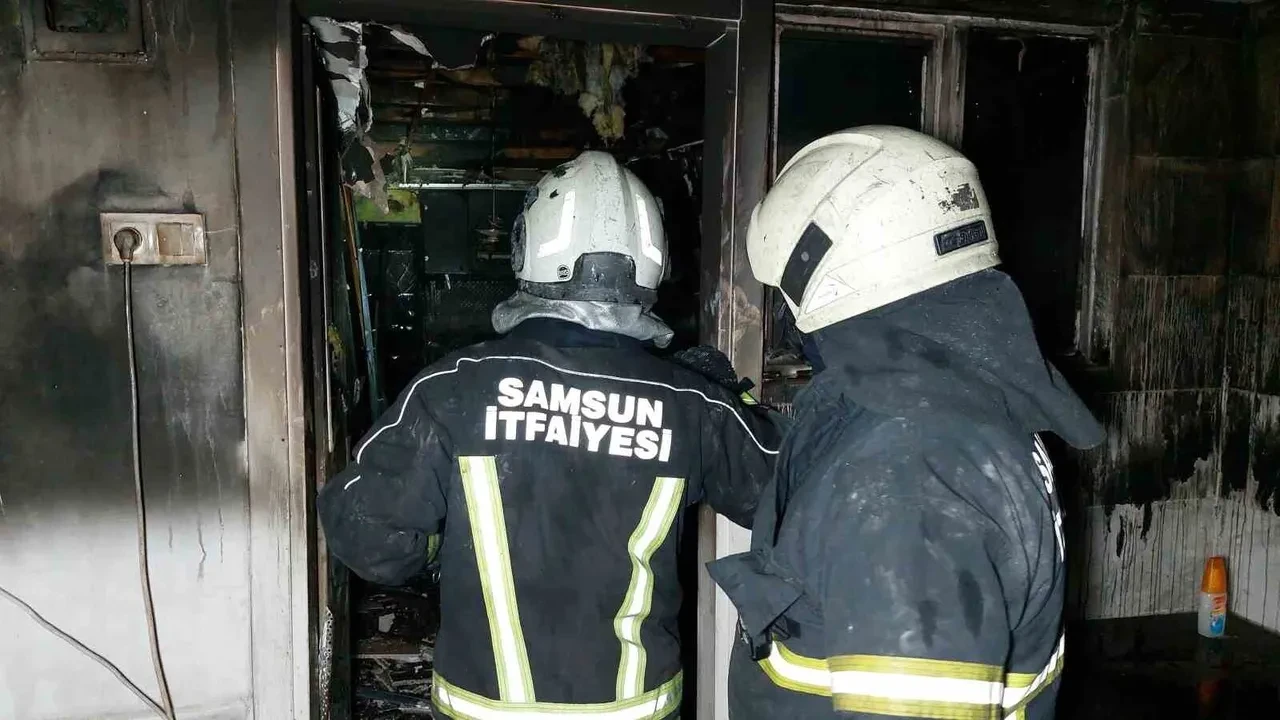 Ailesi iftara giden alkollü şahıs evini yaktı