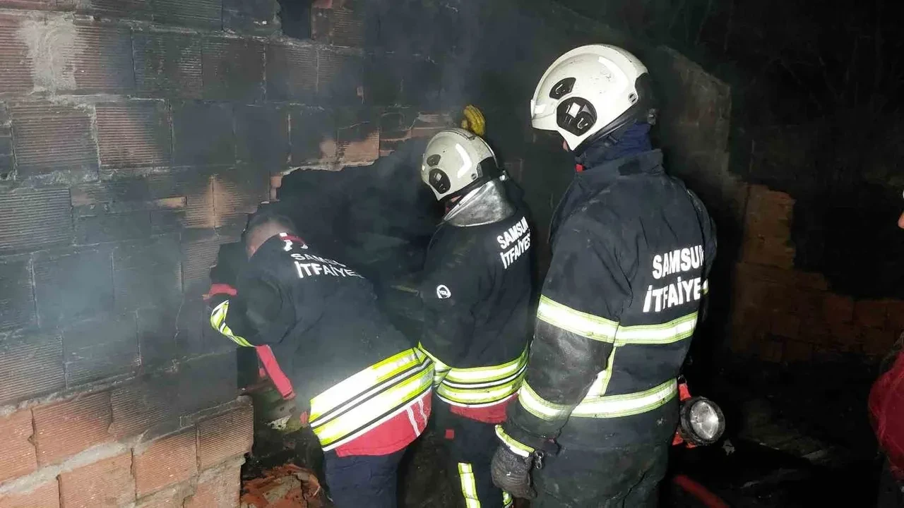 Ailesi iftara giden alkollü şahıs evini yaktı