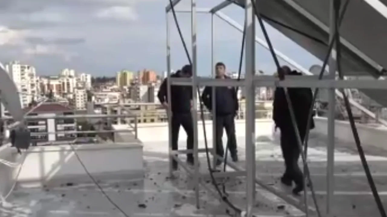 Apartmana düşen yıldırım bomba gibi patladı, salonda delik açtı