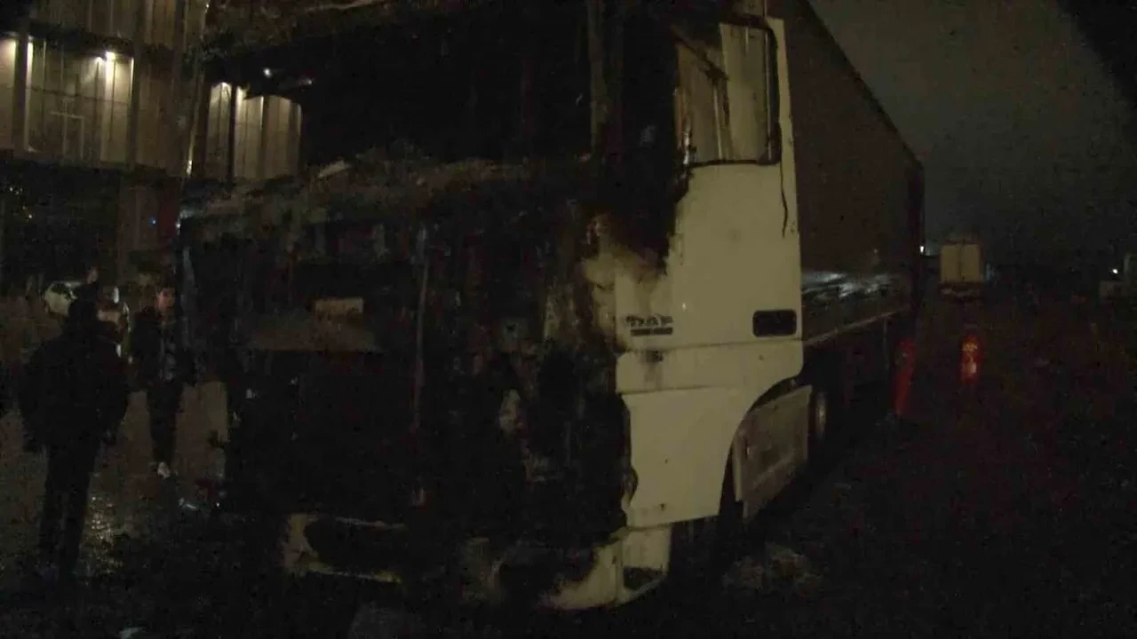 Arnavutköy’de tır yangını! 2 araç kullanılamaz hale geldi