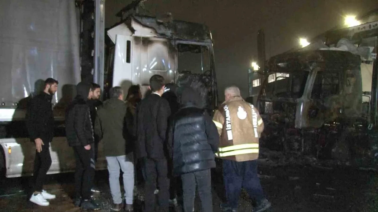Arnavutköy’de tır yangını! 2 araç kullanılamaz hale geldi