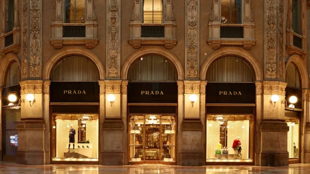 Dünyaca ünlü moda devi Prada, Versace'yi satın alıyor