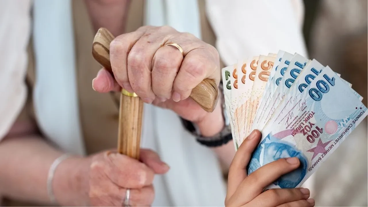 Emekli ikramiyesi için 2 zam oranı masaya gidiyor! AK Parti MYK bugün toplanacak: Müjde gelebilir
