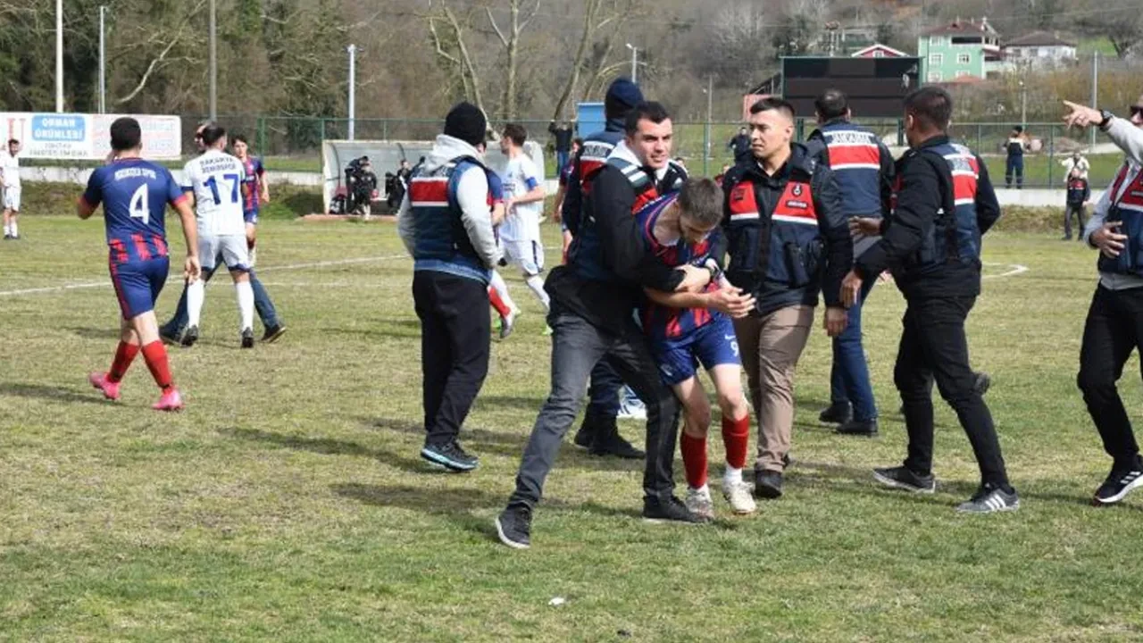 Futbolcular birbirine girdi, yeşil saha karıştı! Jandarma kavgayı güçlükle yatıştırdı