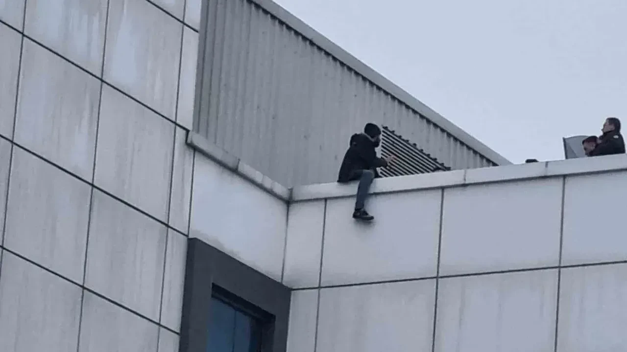 Hastane çatısında intihar girişimi