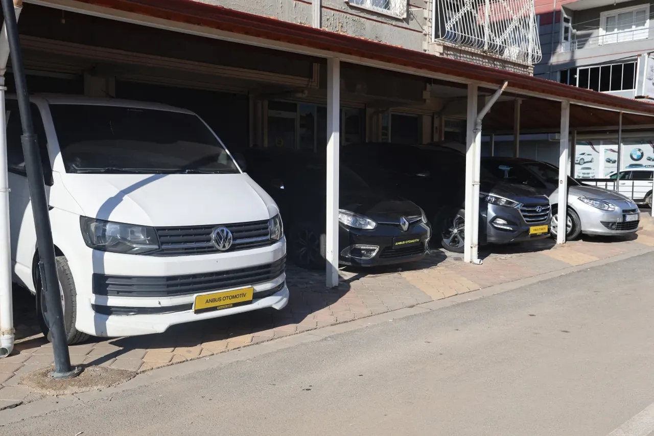 Hataylı galericilerin yüzü gülüyor! Suriyeliler araçlarını satıp gidiyor, piyasa düştü