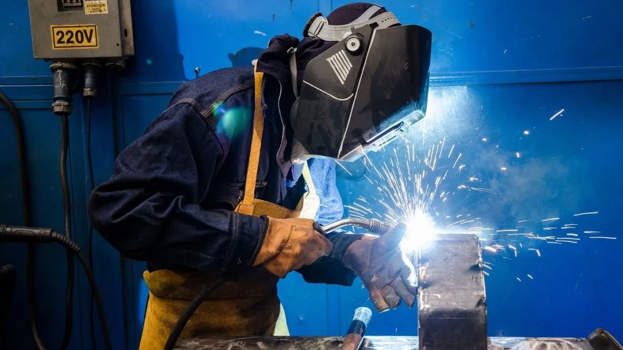 İmalat PMI’da kırmızı alarm!  Enflasyon tetikte, sanayi baskı altında
