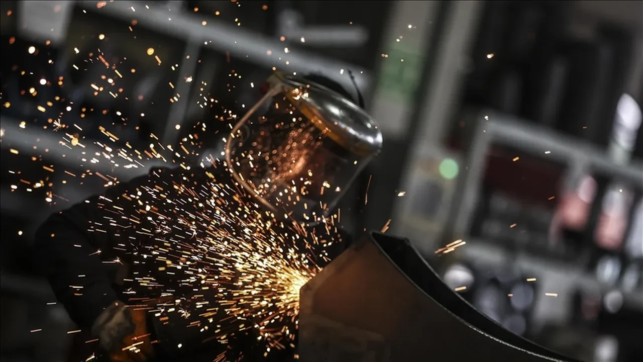 İmalat PMI’da kırmızı alarm!  Enflasyon tetikte, sanayi baskı altında