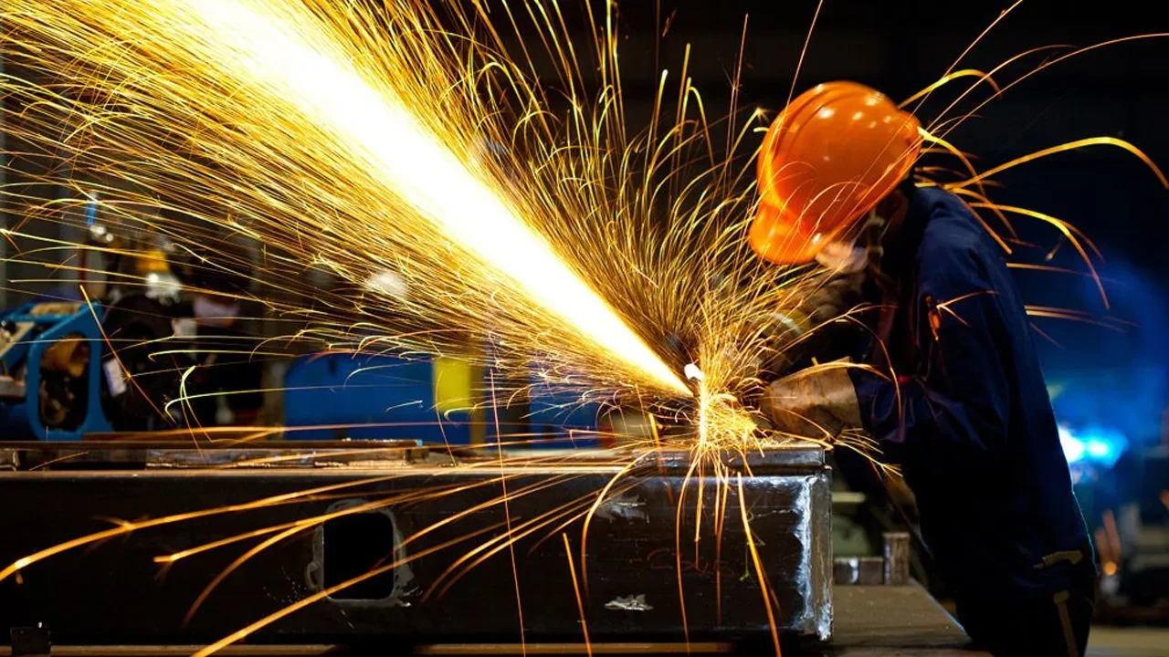 İmalat PMI’da kırmızı alarm!  Enflasyon tetikte, sanayi baskı altında