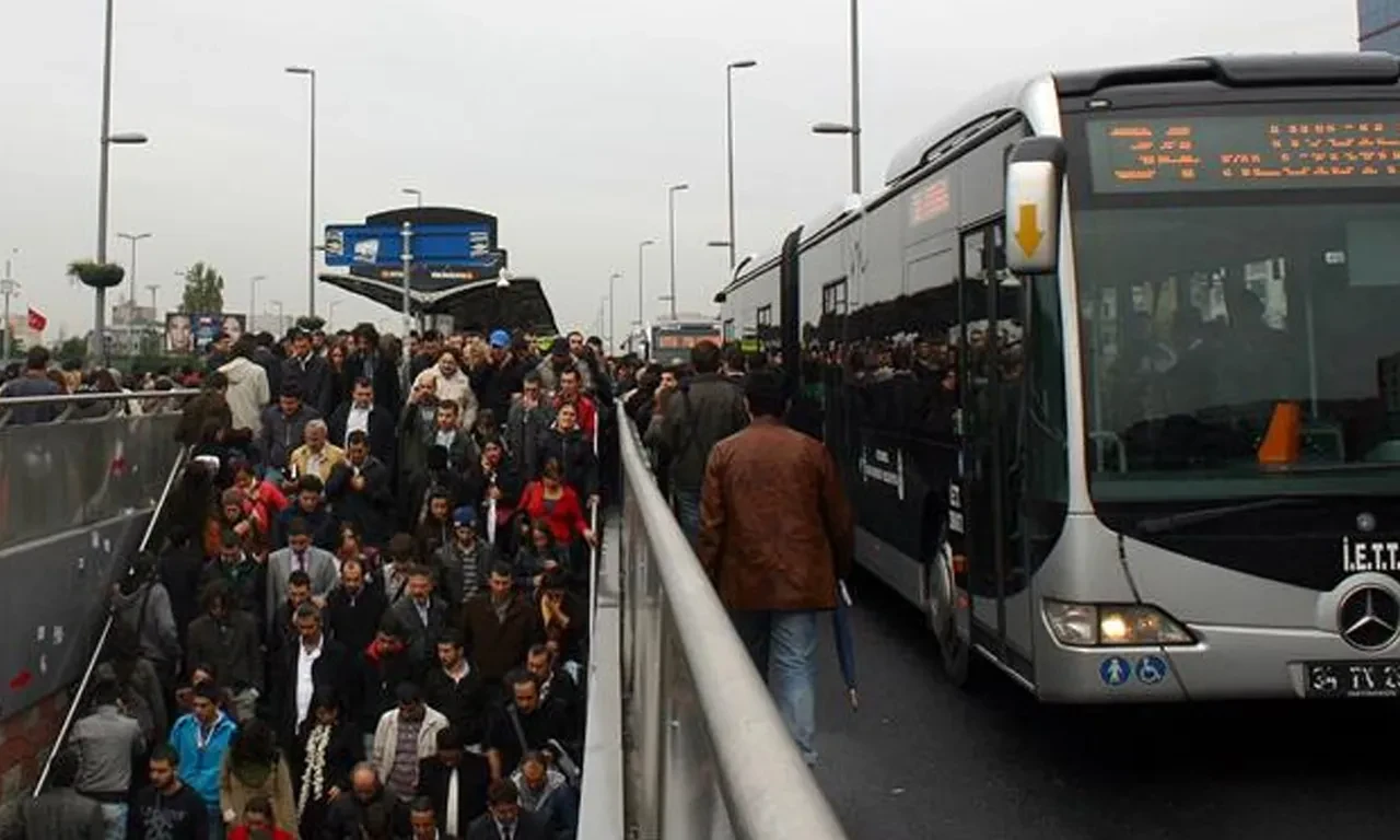 İstanbul trafik yoğunluğu haritası! Araçlar zorlukla ilerliyor