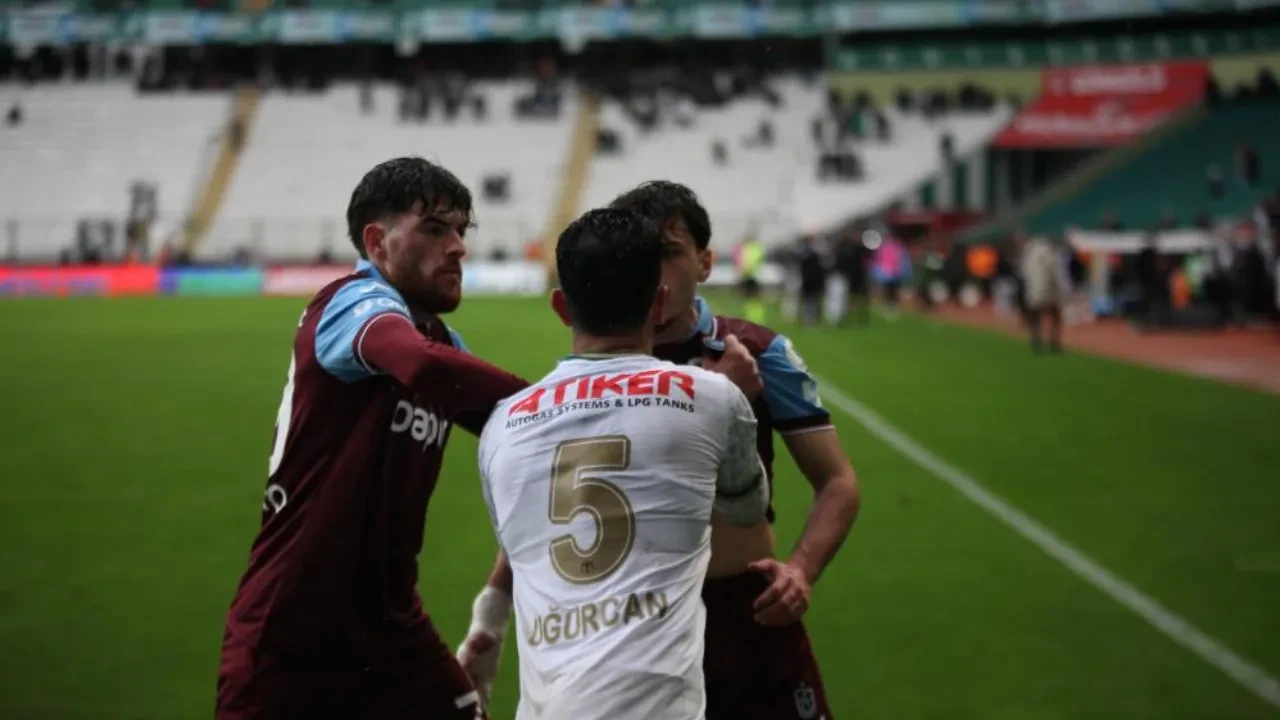 Konyaspor-Trabzonspor maçında kavga! Futbolcular birbirine girdi
